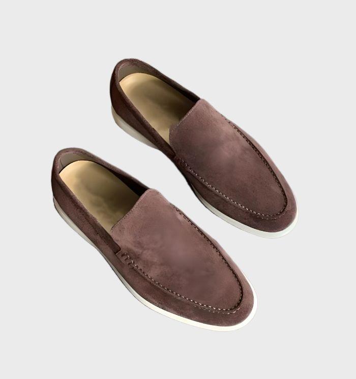 Detailaufnahme eleganter Herren Loafer, zeigt hochwertige Nahtdetails und das weiche Obermaterial.