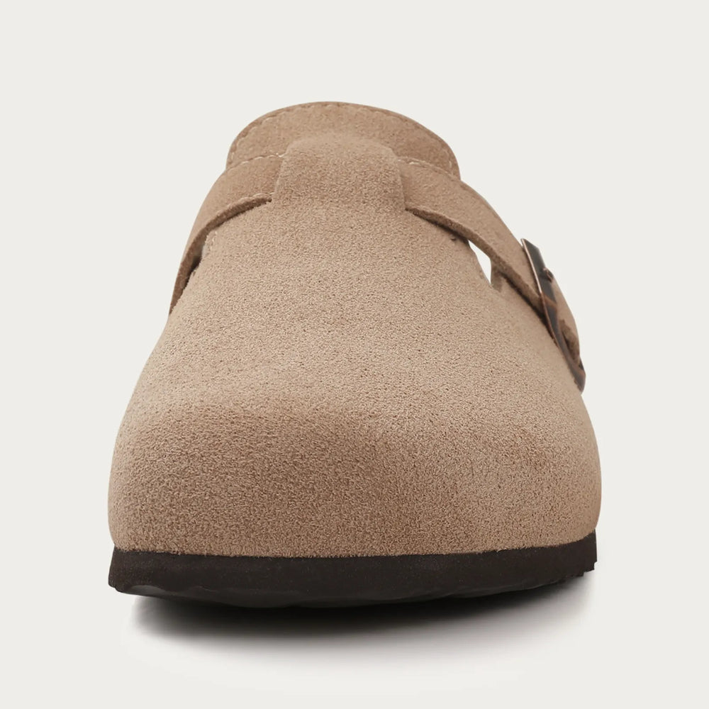 Bequeme Herren Slipper für stilvollen Komfort im Old Money Stil. Ideale Freizeitschuhe für Männer.