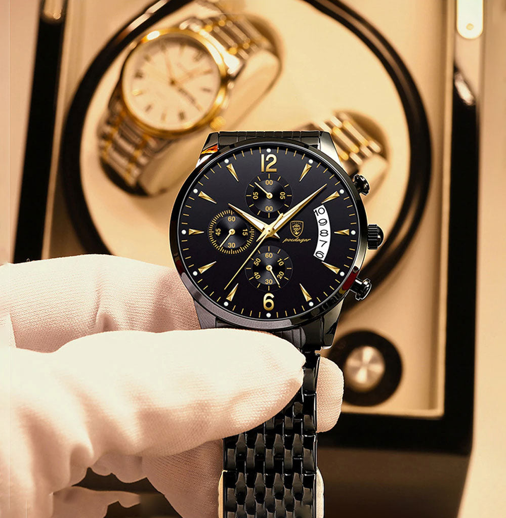 Nahaufnahme der luxuriösen Herrenuhr: blaues Zifferblatt, silbernes Edelstahlgehäuse, Quarzwerk. Edles Herren Accessoire.