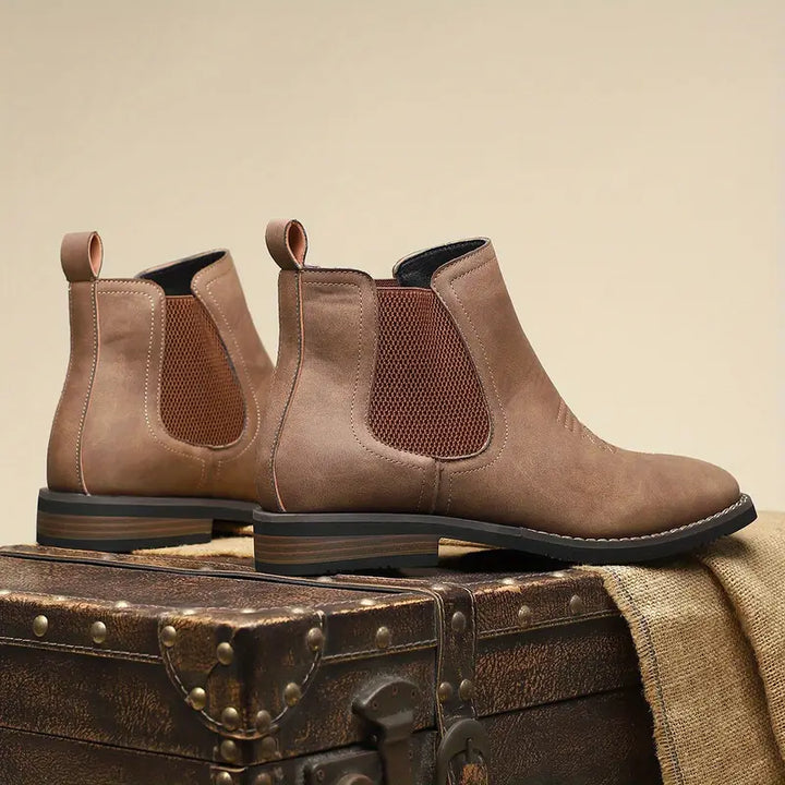 Hochwertige Herren Schnürstiefel, cognacfarben, für zeitlosen Stil und optimalen Komfort das ganze Jahr.