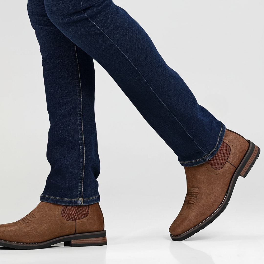 Robuste Herren Winterstiefel, dunkelbraun, mit griffiger Sohle für optimalen Halt und Komfort.