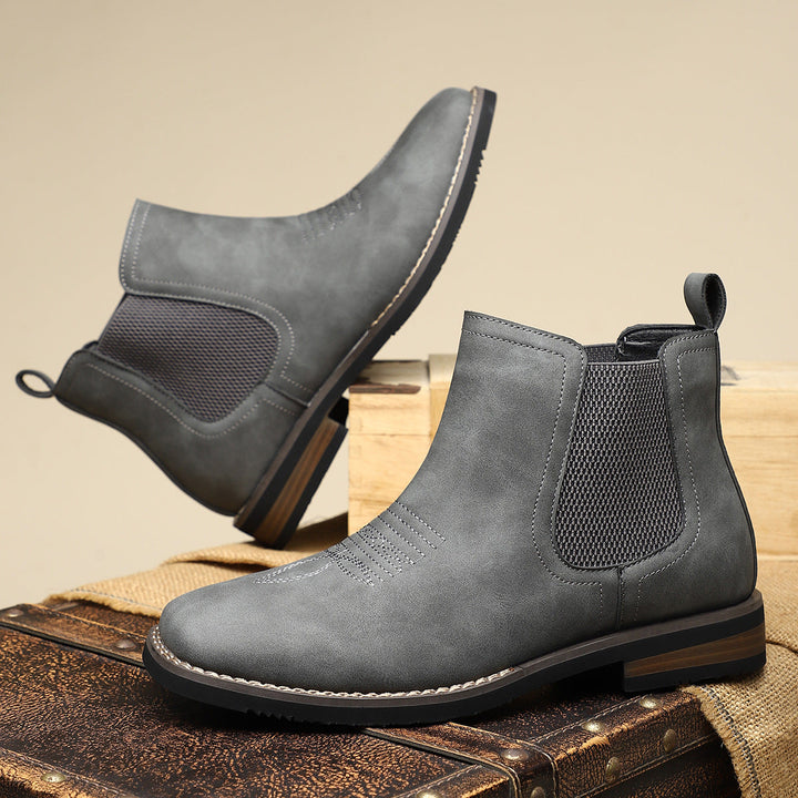 Herren Stiefel, klassisches Design, bieten Komfort und Stil für Freizeit und festliche Anlässe.