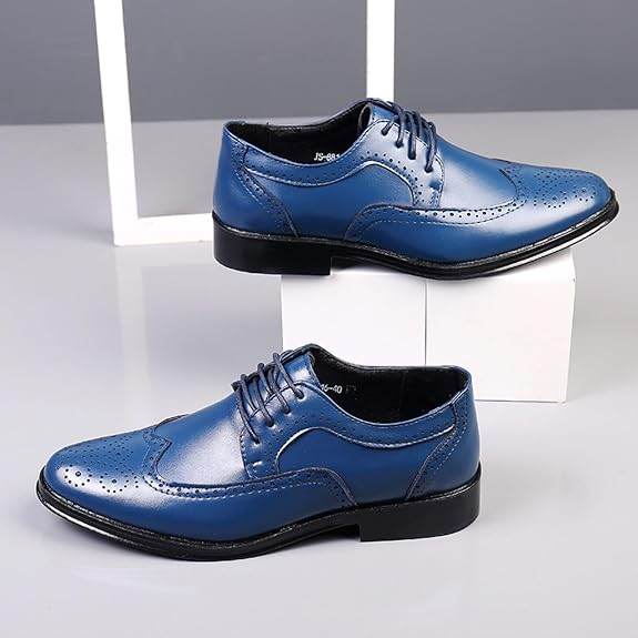 Nahaufnahme der präzisen Schnürung an den klassischen Herren Wingtip-Schuhen "Sebastian" für perfekte Passform.