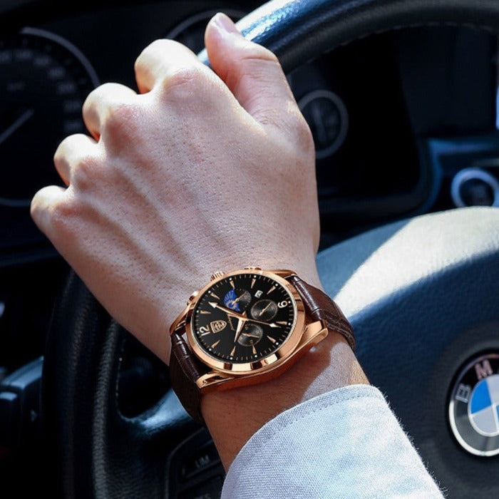 Nahaufnahme des Zifferblatts einer zeitlosen Herrenuhr mit analoger Anzeige und klaren Markierungen.