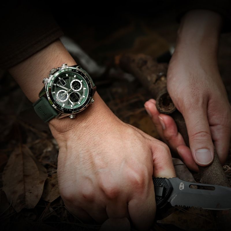 Nahaufnahme der eleganten Herren-Armbanduhr, präzises Zifferblatt und Zeiger.