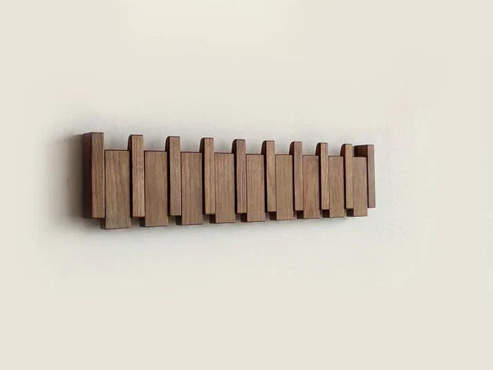 Seitenansicht der schlanken Holz Klavier-Garderobe, platzsparende Wandlösung für den Flur.