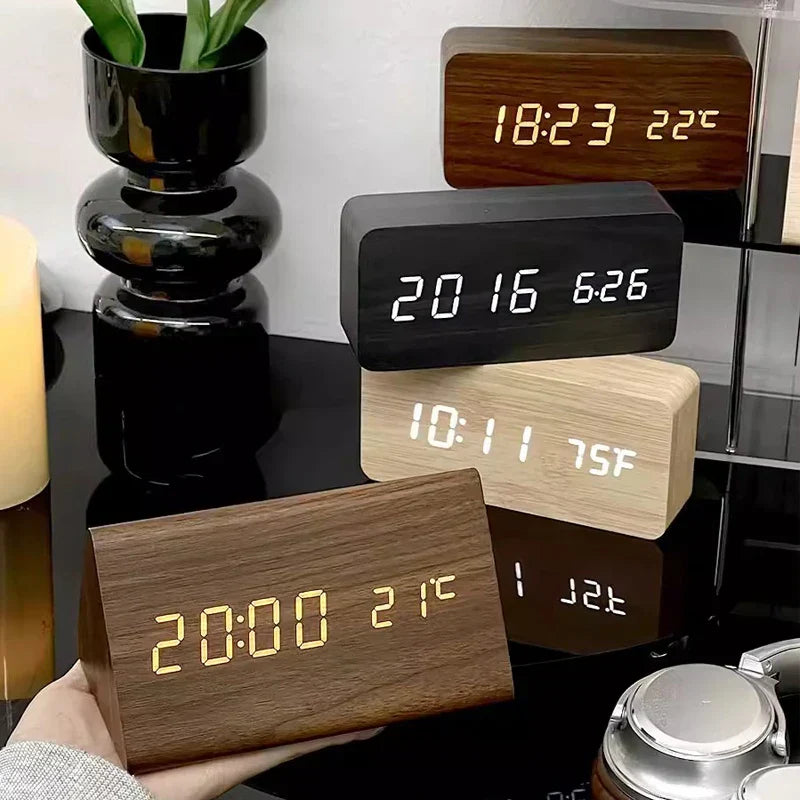 Elegante Holzuhr mit LED-Display, Sprachsteuerung, Wecker & Temperaturanzeige für Schlafzimmer oder Büro.