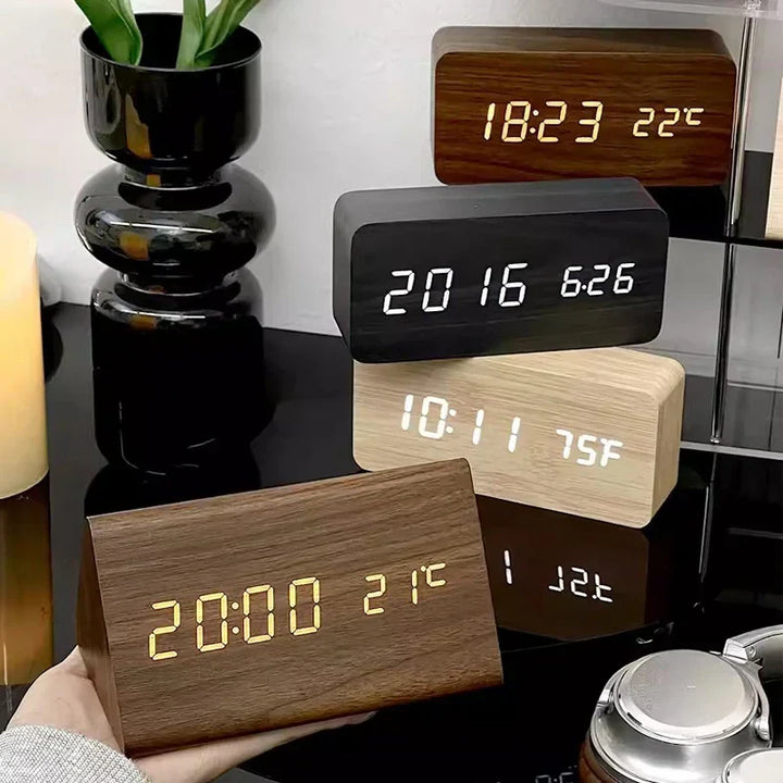 Elegante Holzuhr mit LED-Display, Sprachsteuerung, Wecker & Temperaturanzeige für Schlafzimmer oder Büro.
