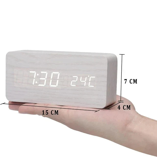 Digitale Holzuhr mit LED-Display, Sprachsteuerung, Weckfunktion & Temperaturanzeige.