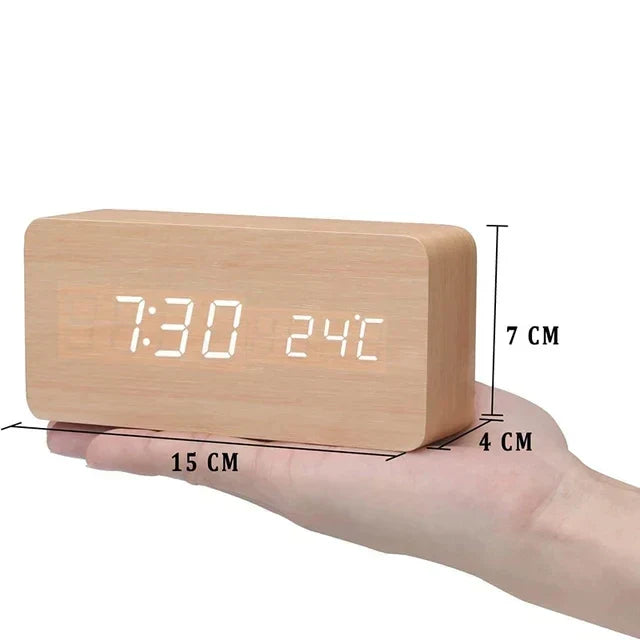 Schlichte, elegante Holzuhr mit LED-Display, Sprachsteuerung und digitalem Wecker für jedes Interieur.