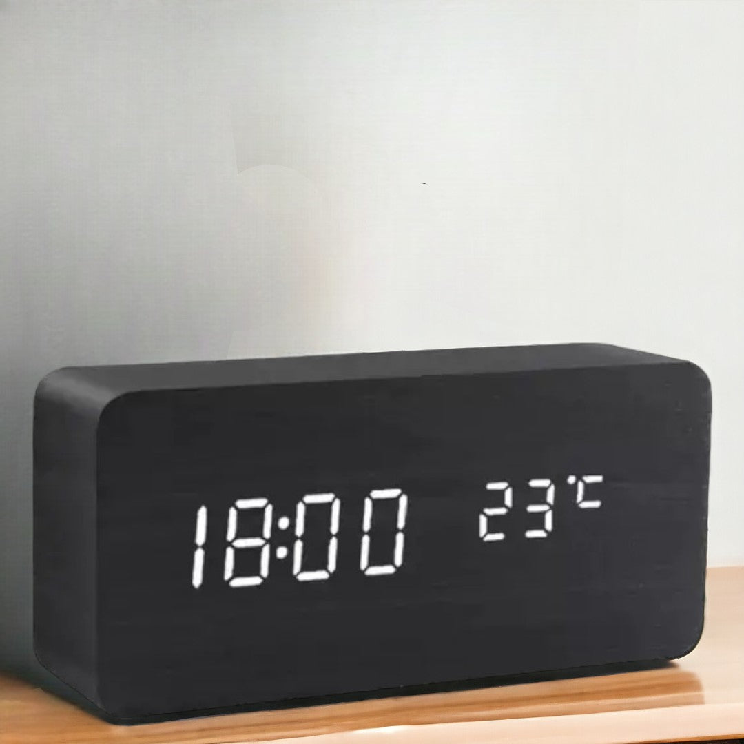 Moderne digitale Holzuhr in Holzoptik mit klarem LED-Display & Sprachsteuerungsfunktion für Ihr Zuhause.