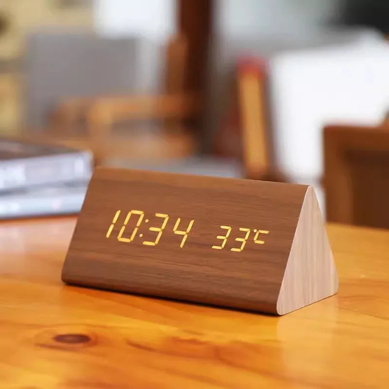 Smart Home Wecker aus Holz mit Sprachsteuerung, LED-Anzeige, Temperatur & eleganter Optik.