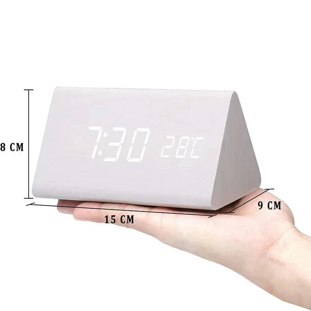 Innovative Holzuhr mit Sprachsteuerung, LED-Digitalanzeige, integriertem Wecker & Temperatur.