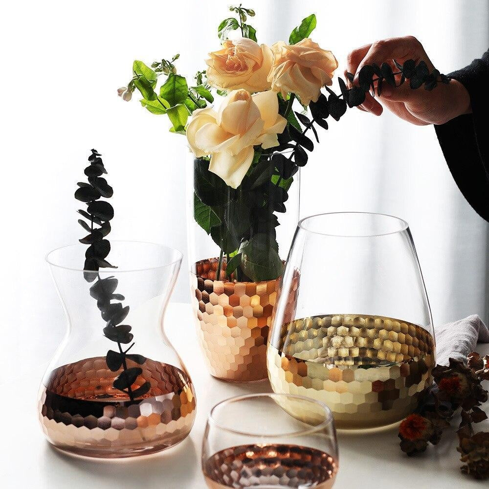 Moderne Gold/Roségold Honigwaben-Vase aus Glas für glamouröse Innendekoration.