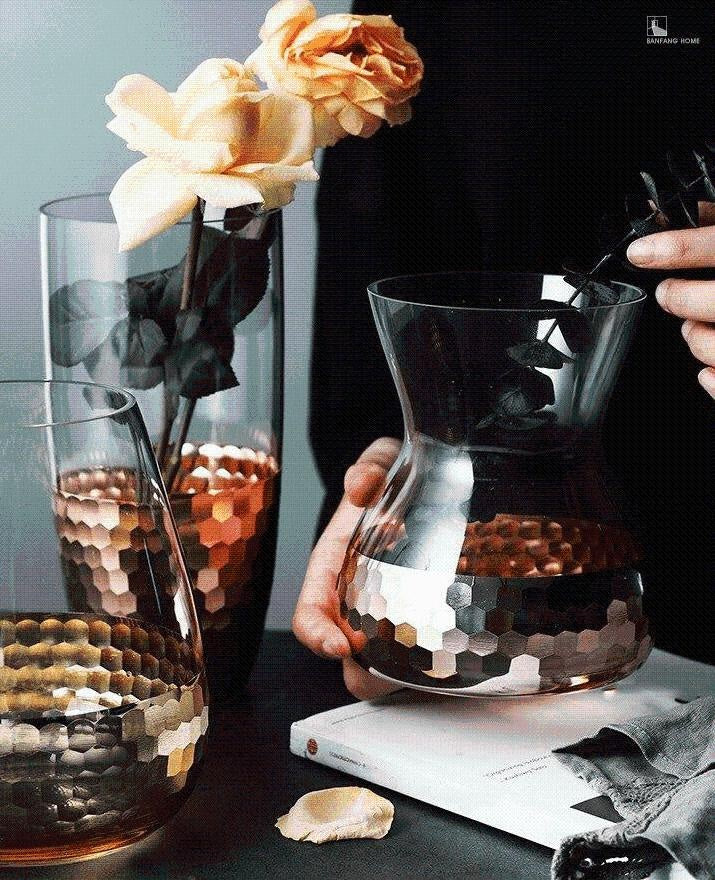 Stilvolle Honigwaben-Vase aus Glas in Goldoptik, ein luxuriöses Dekoelement.