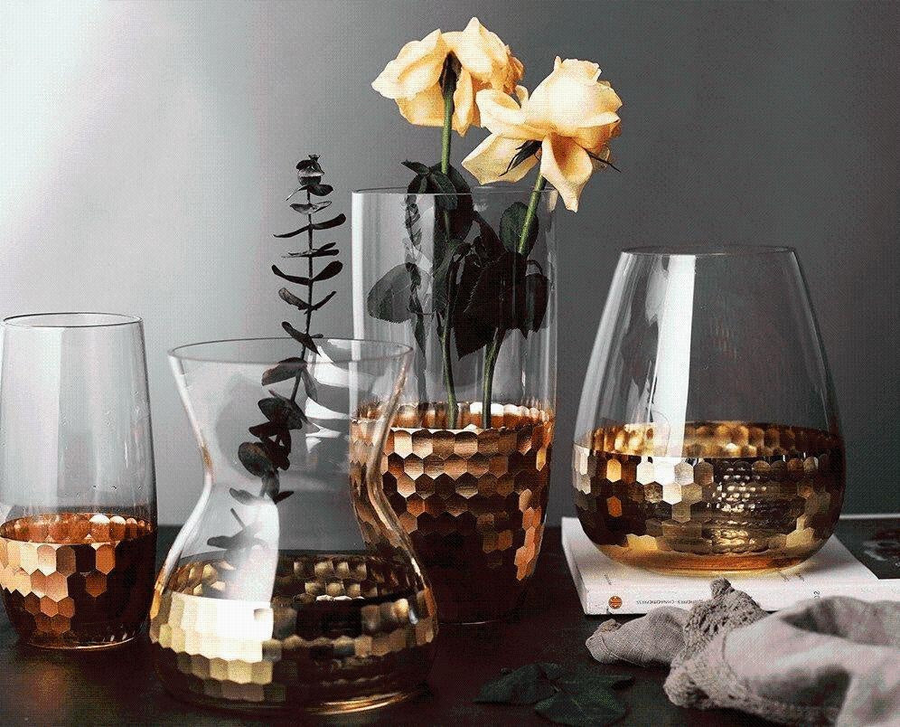 Roségoldene Honigwaben-Glasvase, edles Wohnaccessoire und Blickfang für Tischdeko.