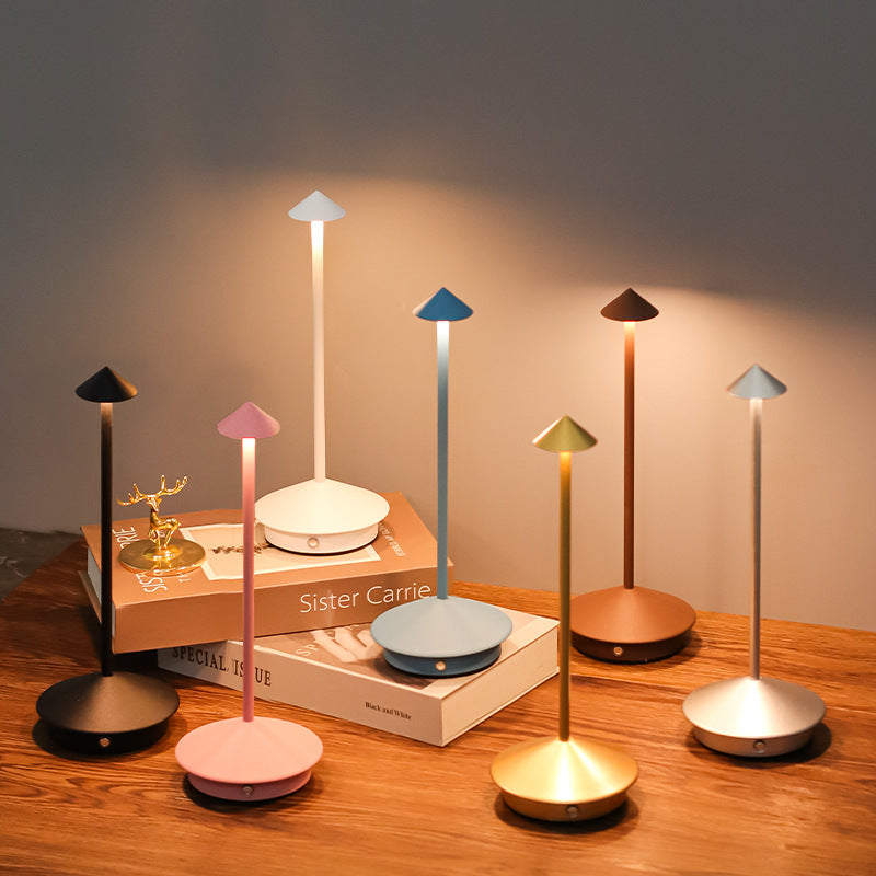 Elegante kabellose LED Tischlampe, dimmbar für stilvolles Ambiente, innen & außen.