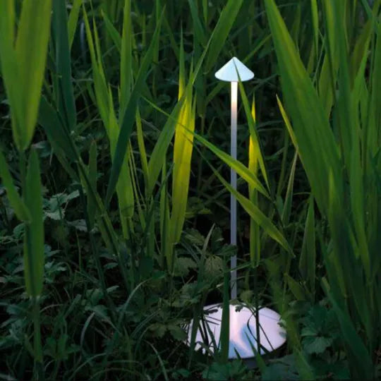 Kabellose LED-Tischleuchte in Grau, dimmbar & wetterfest, ideal für Gartenpartys & Abendessen.