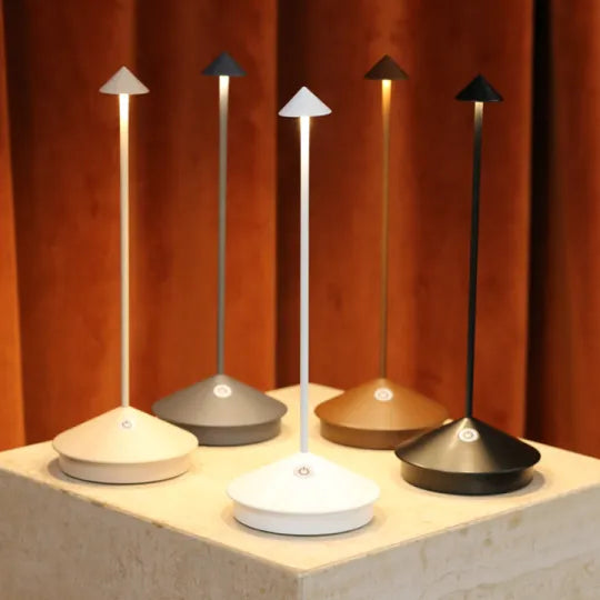 Minimalistische dimmbare LED-Tischlampe, kabellos & wetterfest, als stilvolle Dekoration.