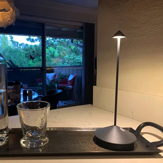 Kabellose Outdoor-Tischleuchte, LED-beleuchtet, dimmbar & wasserdicht, für stimmungsvolle Abende.