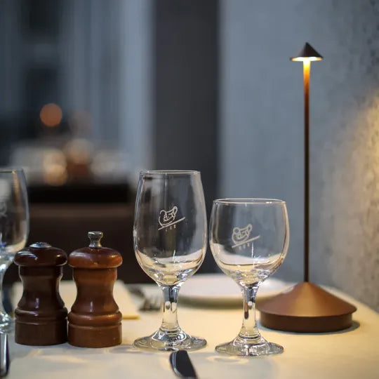 Helle dimmbare LED-Tischlampe, kabellos & wetterfest, für Lese- oder Arbeitsbereiche im Freien.