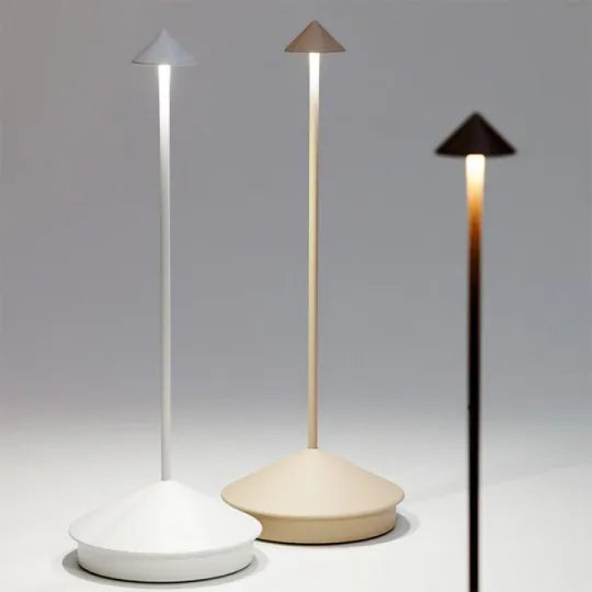 Wetterfeste LED-Tischleuchte, kabellos & dimmbar, perfekt für Innen- & Außenbereiche.