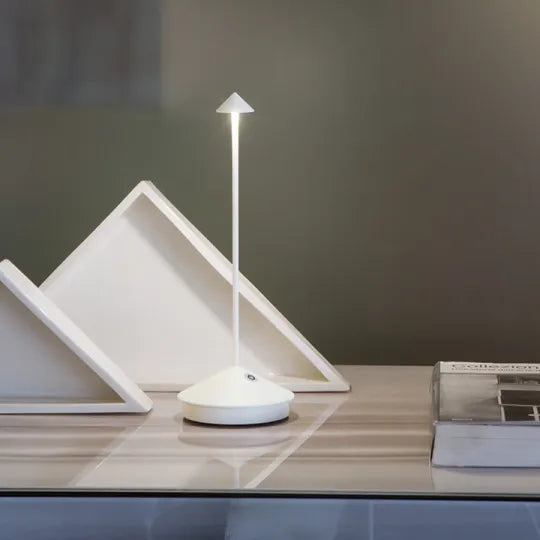 Stilvolle Akku-Tischlampe mit dimmbaren LEDs, wasserdicht & tragbar, für flexible Dekoration.