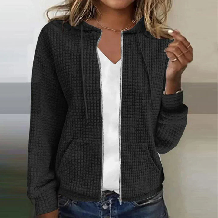 Damenbekleidung: Trendige karierte Damenjacke, stylisch & gemütlich, ein Highlight für die Herbstmode.