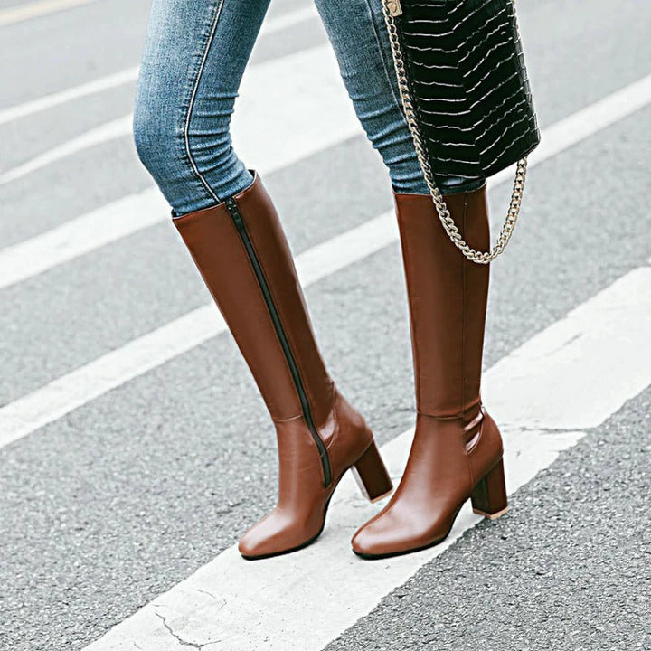Elegante knielange Damenstiefel mit Absatz, Modell Sienna. Ideal für stilvolle Herbst- & Winter-Outfits.