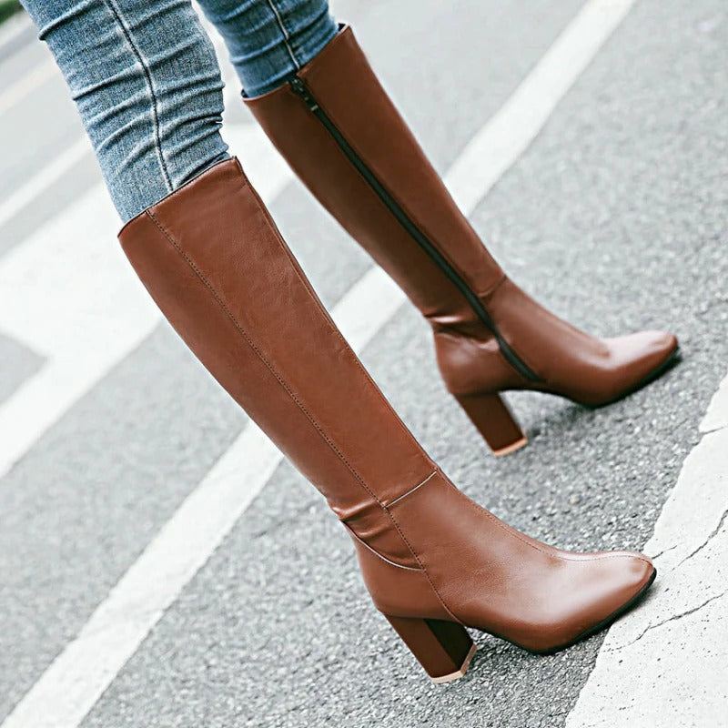 Stilvolle Herbststiefel für Damen, knielang und mit elegantem Absatz. Verfügbar in Braun, Beige und Schwarz.