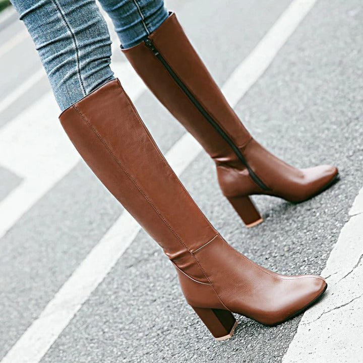 Stilvolle Herbststiefel für Damen, knielang und mit elegantem Absatz. Verfügbar in Braun, Beige und Schwarz.