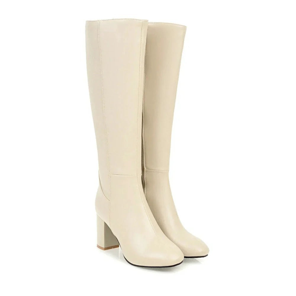 Vielseitige knielange Damenstiefel Sienna mit Absatz. Komfortable und elegante Schuhe für modebewusste Frauen.