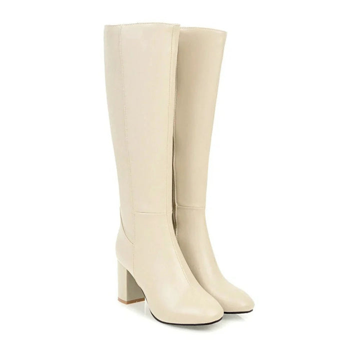 Vielseitige knielange Damenstiefel Sienna mit Absatz. Komfortable und elegante Schuhe für modebewusste Frauen.