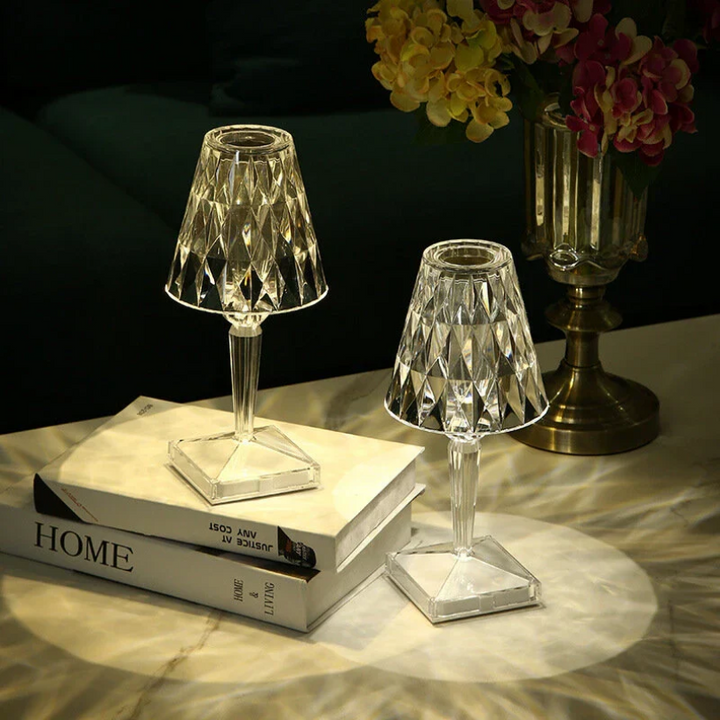 Schlafzimmerlampe mit Glamour: Funkelnde Kristall Tischlampe für eine luxuriöse Schlafumgebung.
