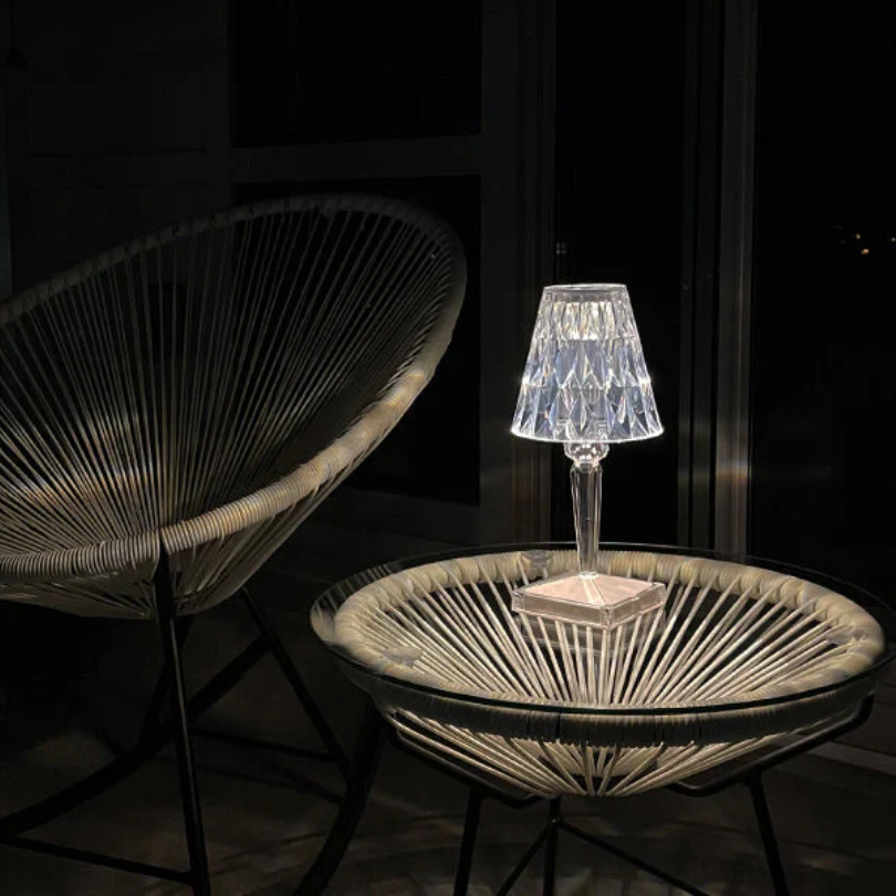 Hochwertige Kristalllampe für luxuriöse Einrichtung. Verbessert die Ästhetik jedes Tisches.