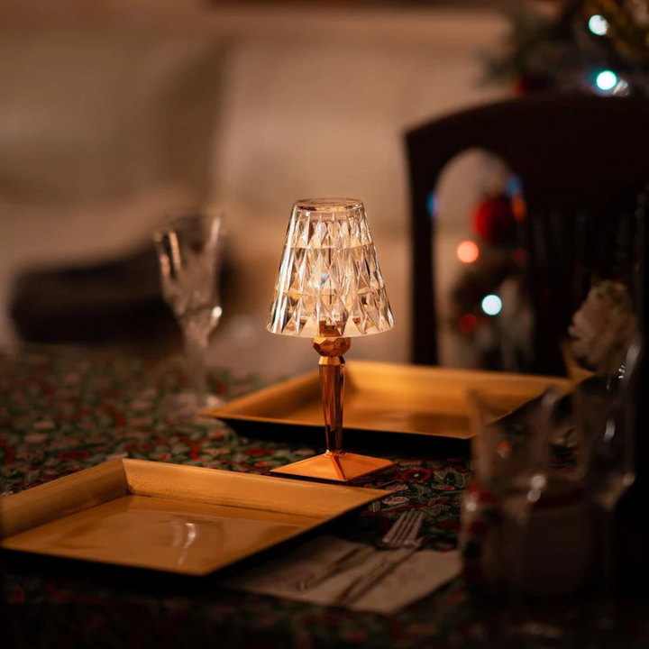 Elegante Kristall Tischlampe mit sanftem Schein. Ideal für gemütliche Abendstunden im Wohnbereich.