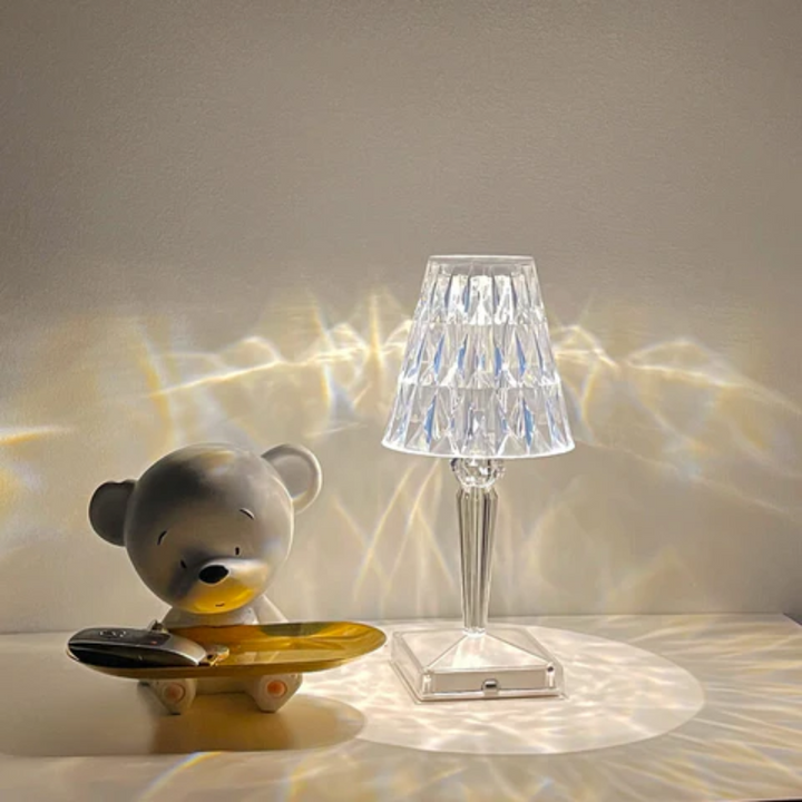 Luxus für Ihr Zuhause: Diese elegante Kristall Tischlampe ist die perfekte Wohnzimmer- oder Schlafzimmerlampe.