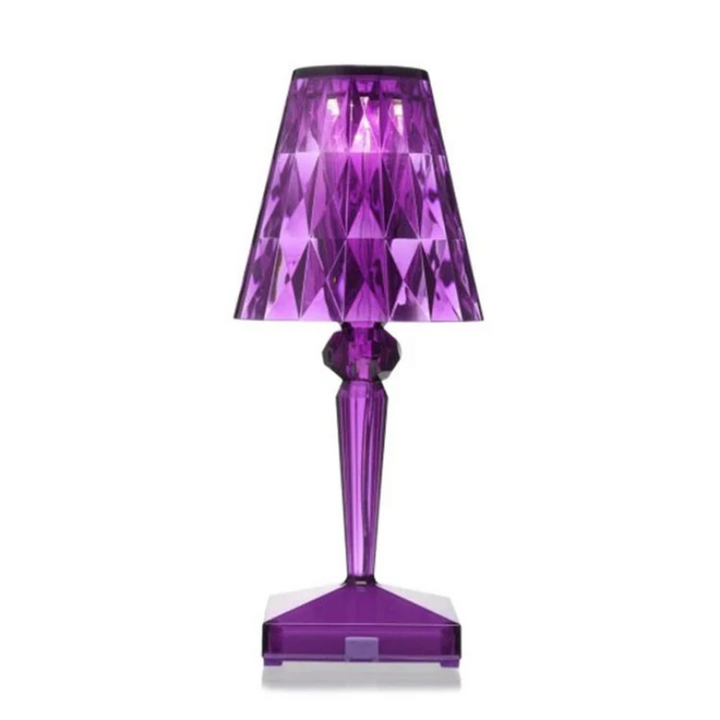 Luxuriöse Tischlampe mit funkelnden Kristallen. Verleiht jedem Raum eine elegante Atmosphäre.