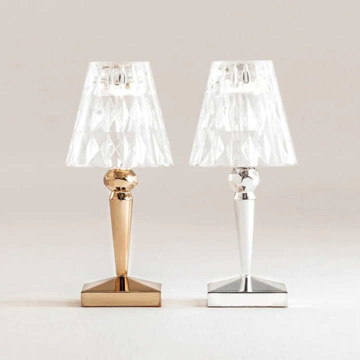 Detailaufnahme einer glänzenden Kristall Tischlampe. Zeigt die feine Verarbeitung der dekorativen Elemente.