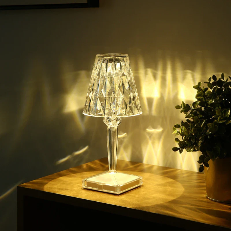 Stilvolle Wohnzimmerlampe: Diese Kristall Tischlampe ist eine wunderschöne Ergänzung jeder Einrichtung.