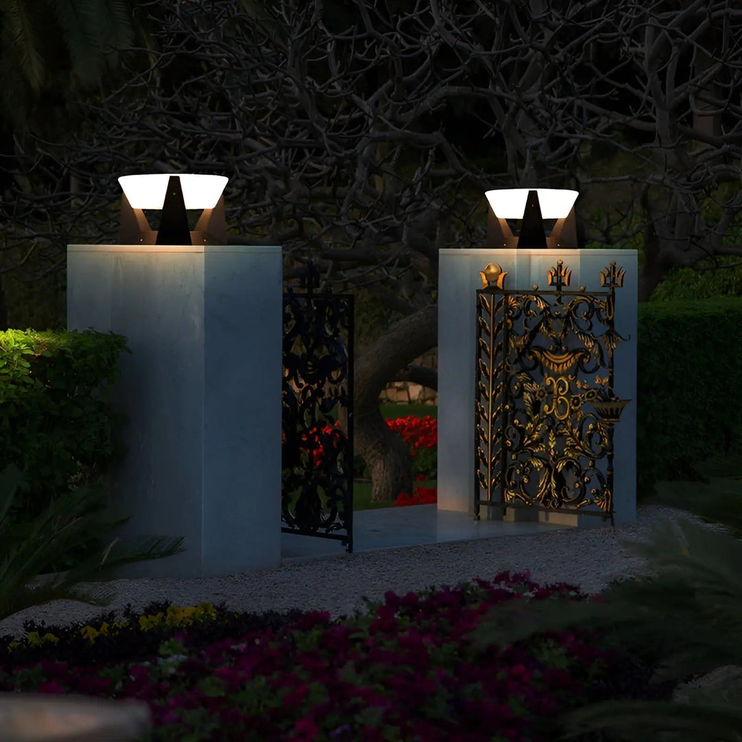 Kompakte Solar-Gartenlampe im japanischen Stil, LED betrieben, wasserfest für umweltfreundliche Außenbeleuchtung.
