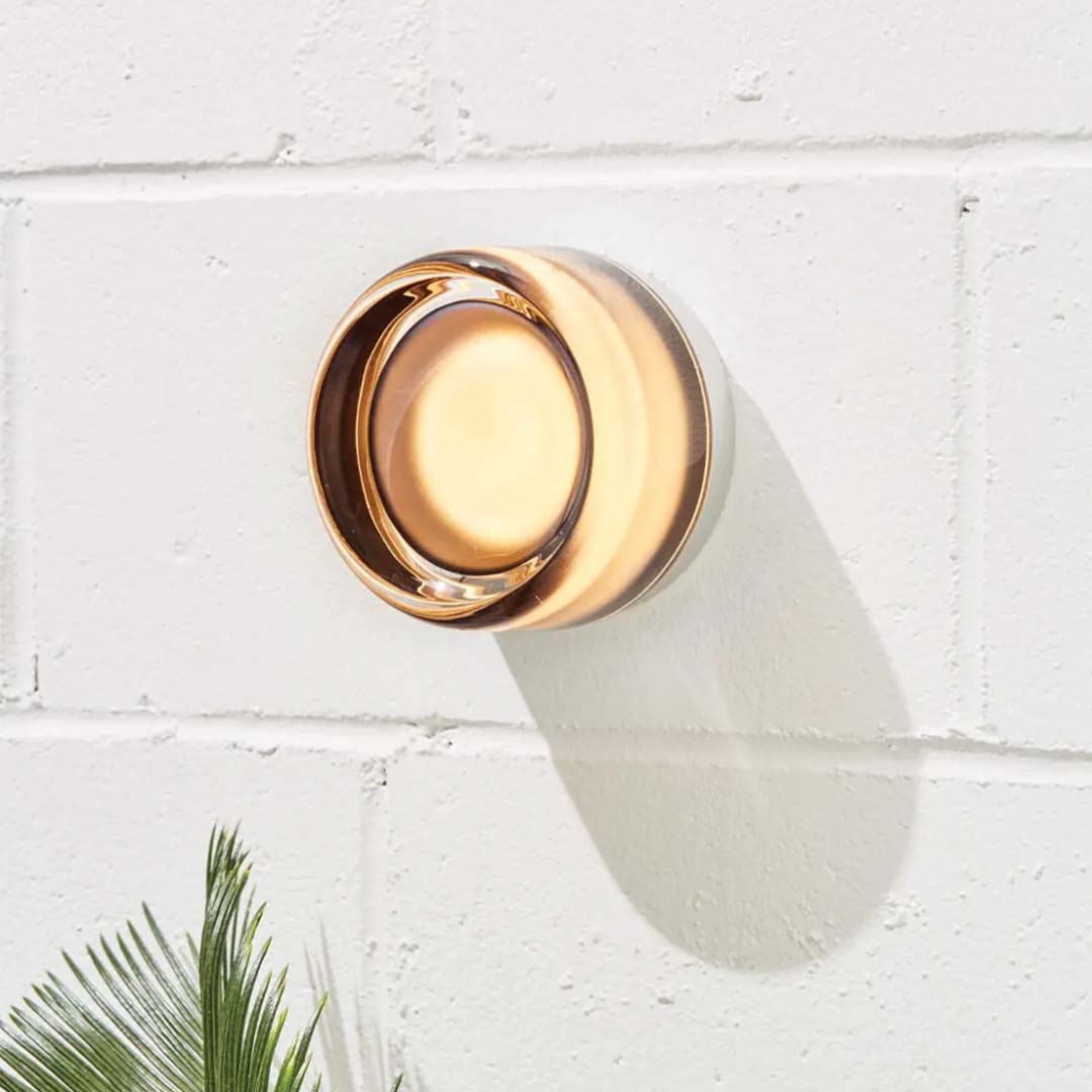 Elegante LED-Wandleuchte aus Acryl/Aluminium für modernes Wohnzimmer-Ambiente.
