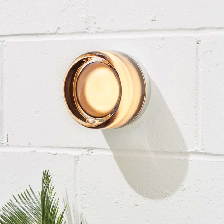 Elegante LED-Wandleuchte aus Acryl/Aluminium für modernes Wohnzimmer-Ambiente.