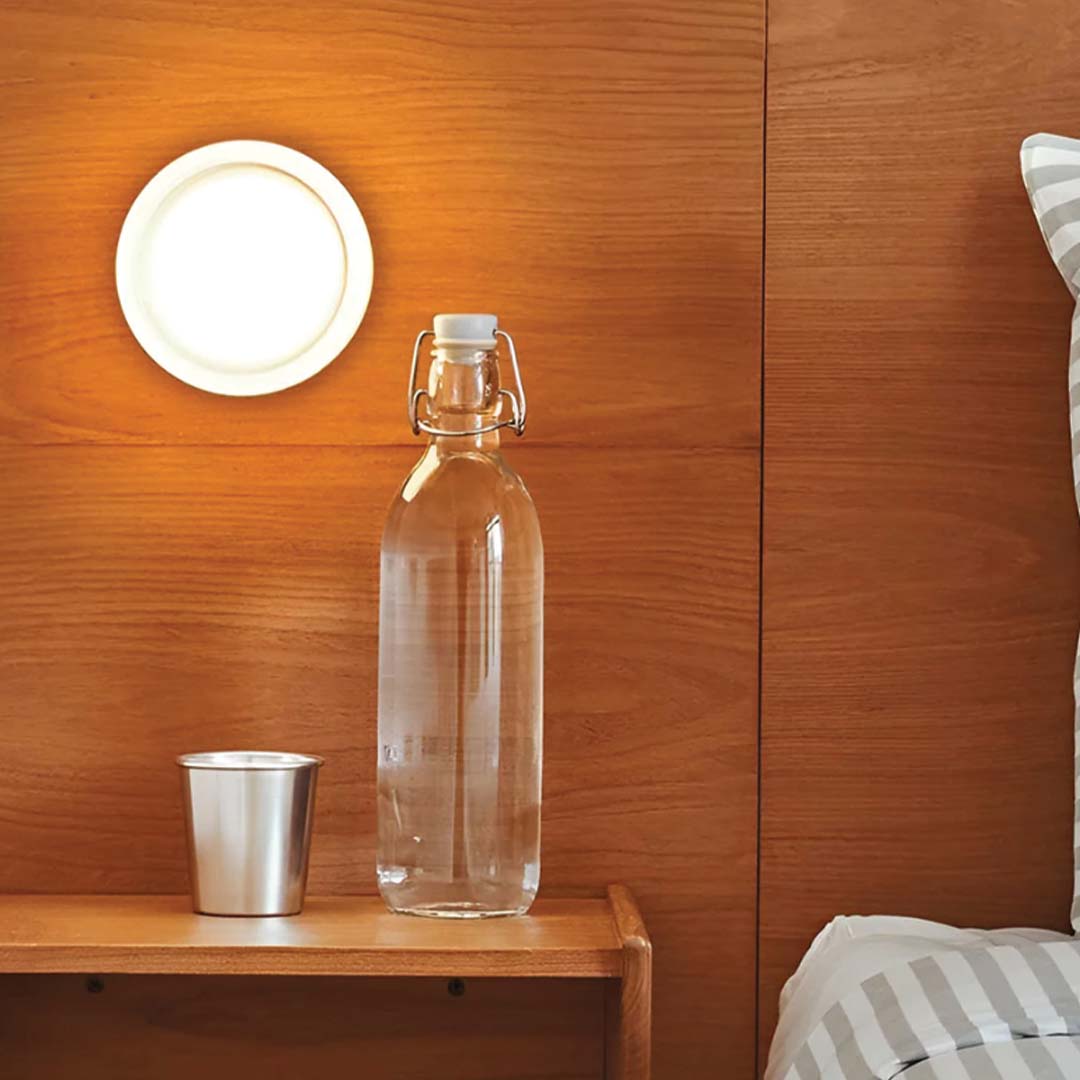 Elegante, moderne Wandleuchte aus Acryl/Aluminium mit warmem LED-Licht für angenehmes Raumambiente.
