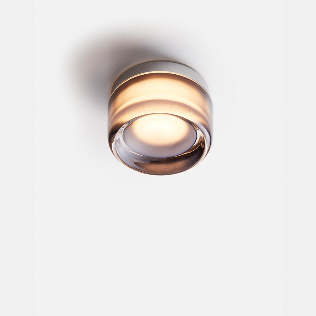 Elegante LED-Lampe als Wand- oder Deckenleuchte, schafft stilvolles Ambiente in jedem Raum.