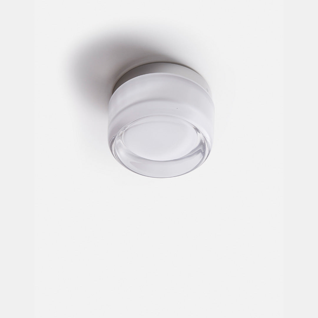 Zeitgemäße Wandleuchte aus Acryl und Aluminium, ideal als moderne LED-Beleuchtung im Schlafzimmer.