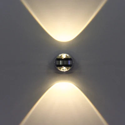 Elegante LED Wandleuchte mit Kristall-Optik. Moderne, dekorative Beleuchtung für stilvolle Innenräume.