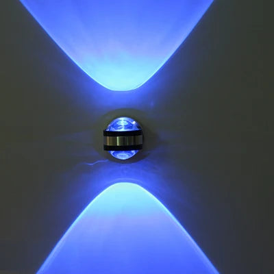 Moderne LED Wandleuchte mit dekorativer Kristalllampe. Energieeffiziente Innenbeleuchtung, ideal für Flure.