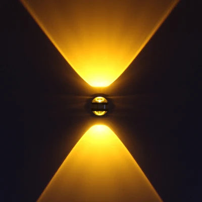 LED Wandleuchte mit Kristall-Optik. Schafft ein elegantes Stimmungslicht und ist einfach wandmontierbar.