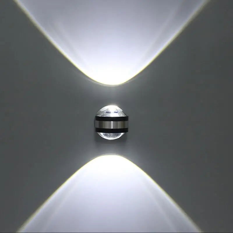 Energieeffiziente LED Wandleuchte in Kristall-Optik. Schafft stimmungsvolles, farbiges Licht im Innenbereich.
